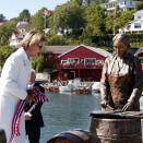 Queen Sonja unveils the statue "Sildajento" (Herring girl) by Arne Mæland on the Bekjarvik quay (Photo: Knut Falch, Scanpix)